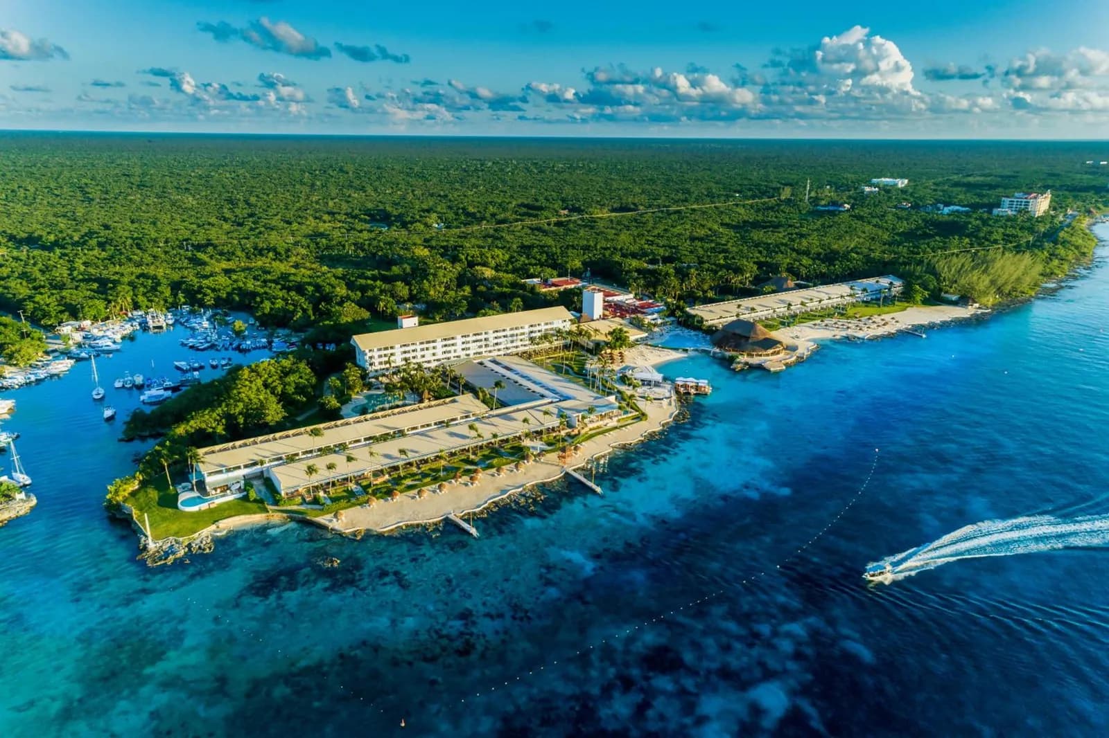 Vista aérea de la playa del Presidente InterContinental y el agua turquesa frente a la costa oeste de Cozumel