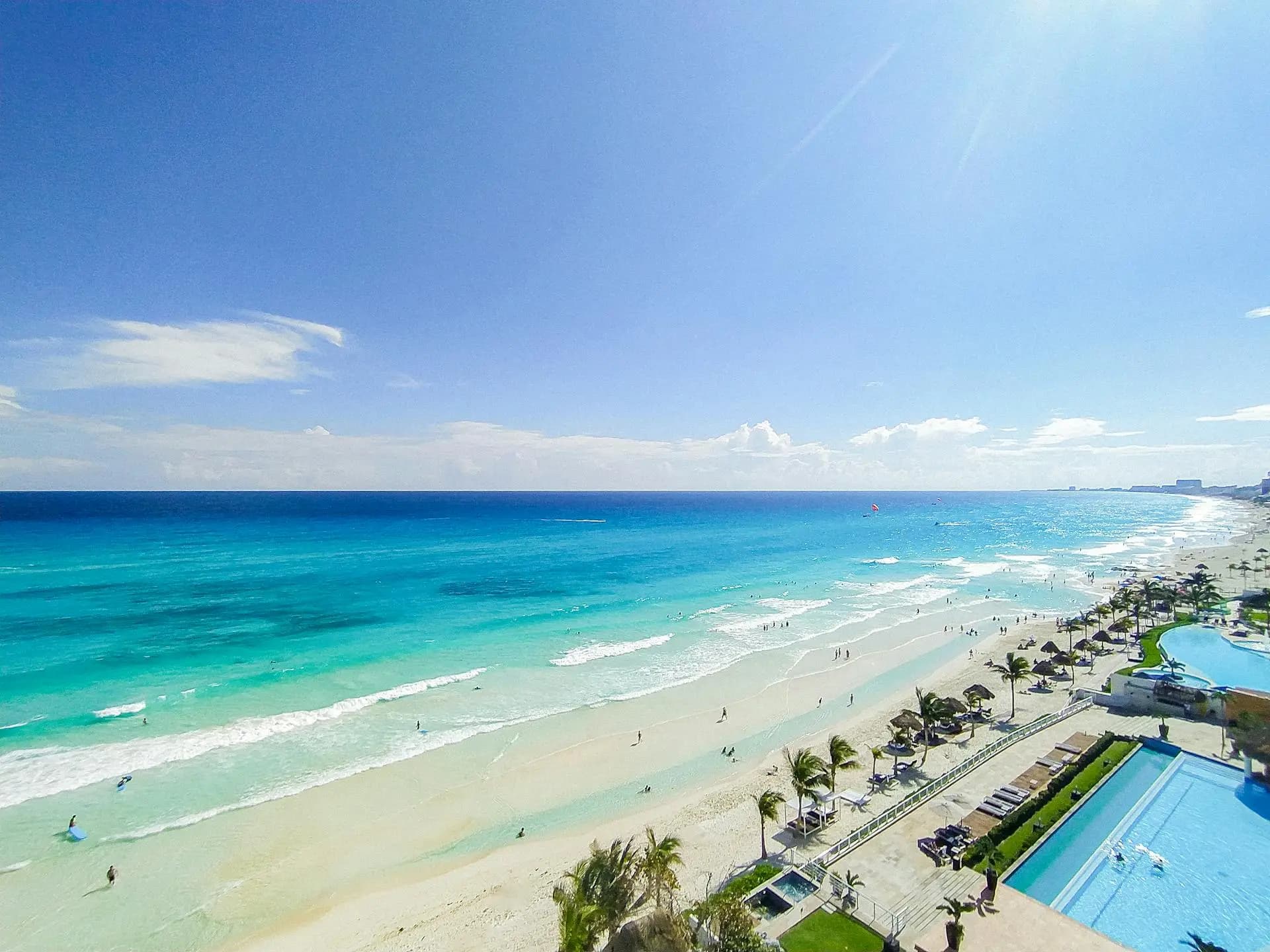 Clear turquoise Caribbean water and white sand beach in Cancún Hotel Zone on a sunny January dry-season day