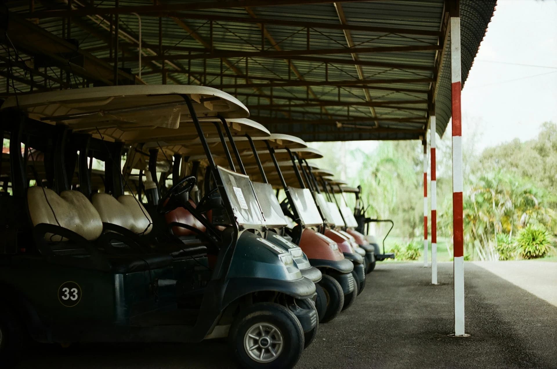 Carrito de golf rentado estacionado en la carretera costera sobre el Caribe turquesa cerca de Punta Sur en Isla Mujeres