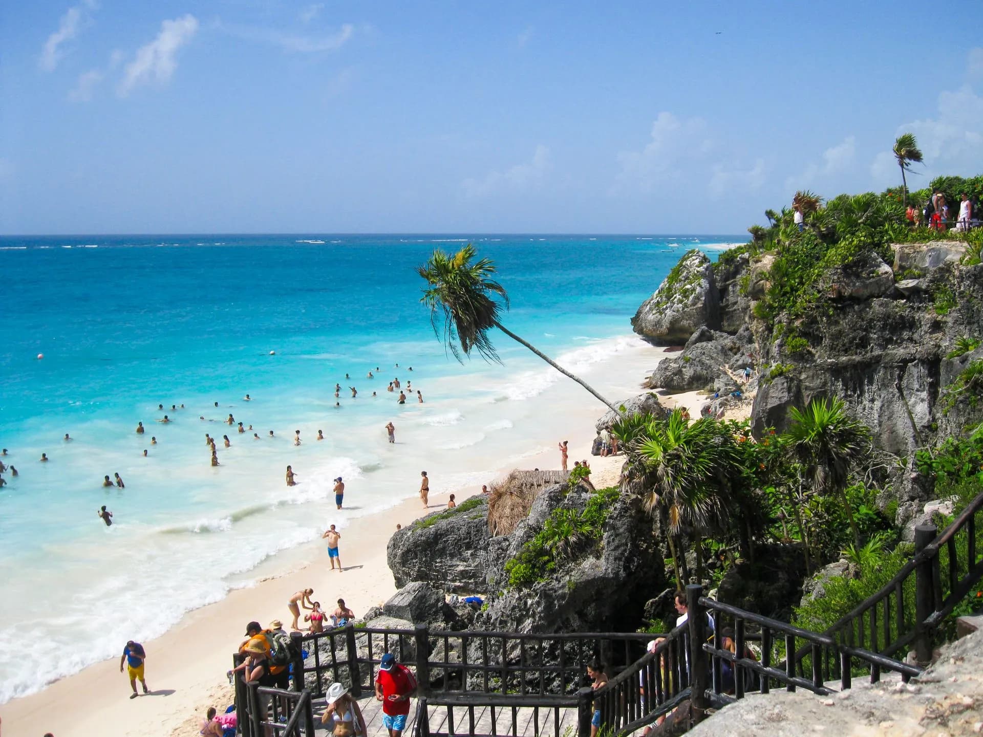 Cielos de octubre despejándose sobre la tranquila agua turquesa del Caribe y una limpia playa de arena blanca de la Riviera Maya cerca de Puerto Morelos