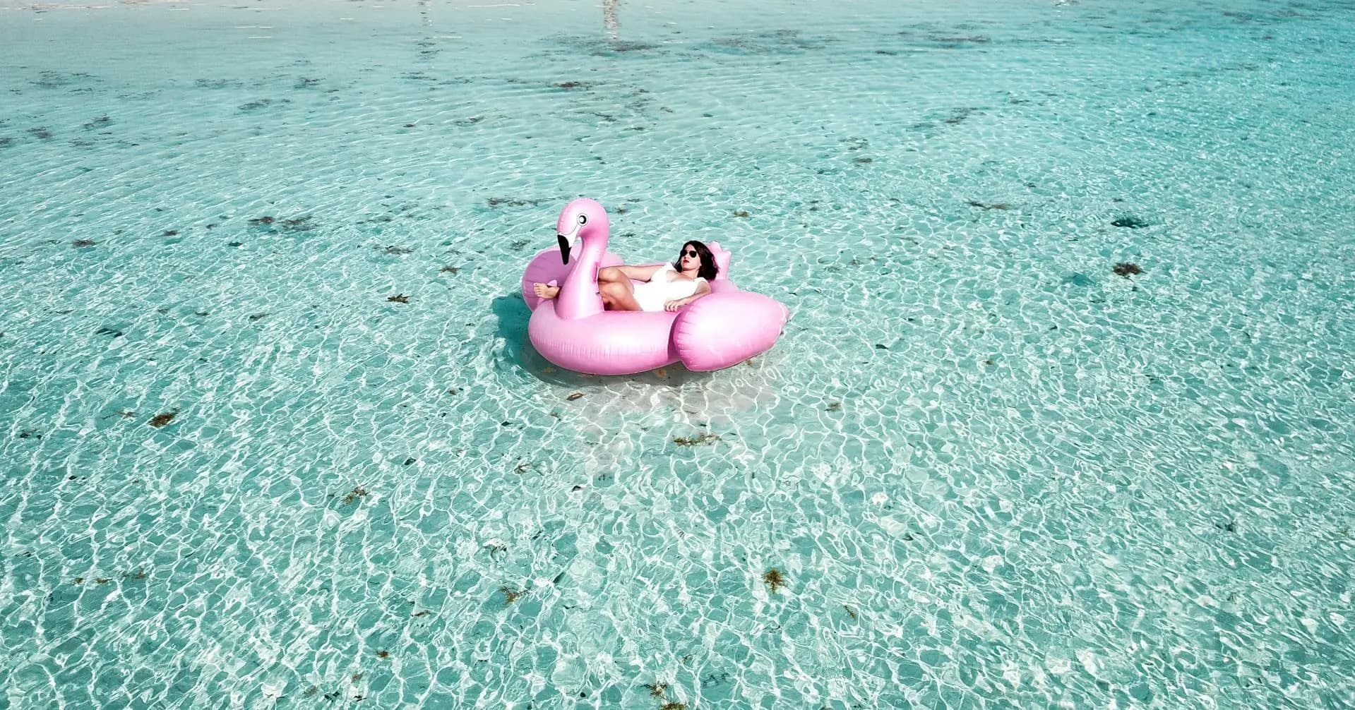 Agua turquesa del Caribe y arena blanca de Playa Norte en Isla Mujeres, México