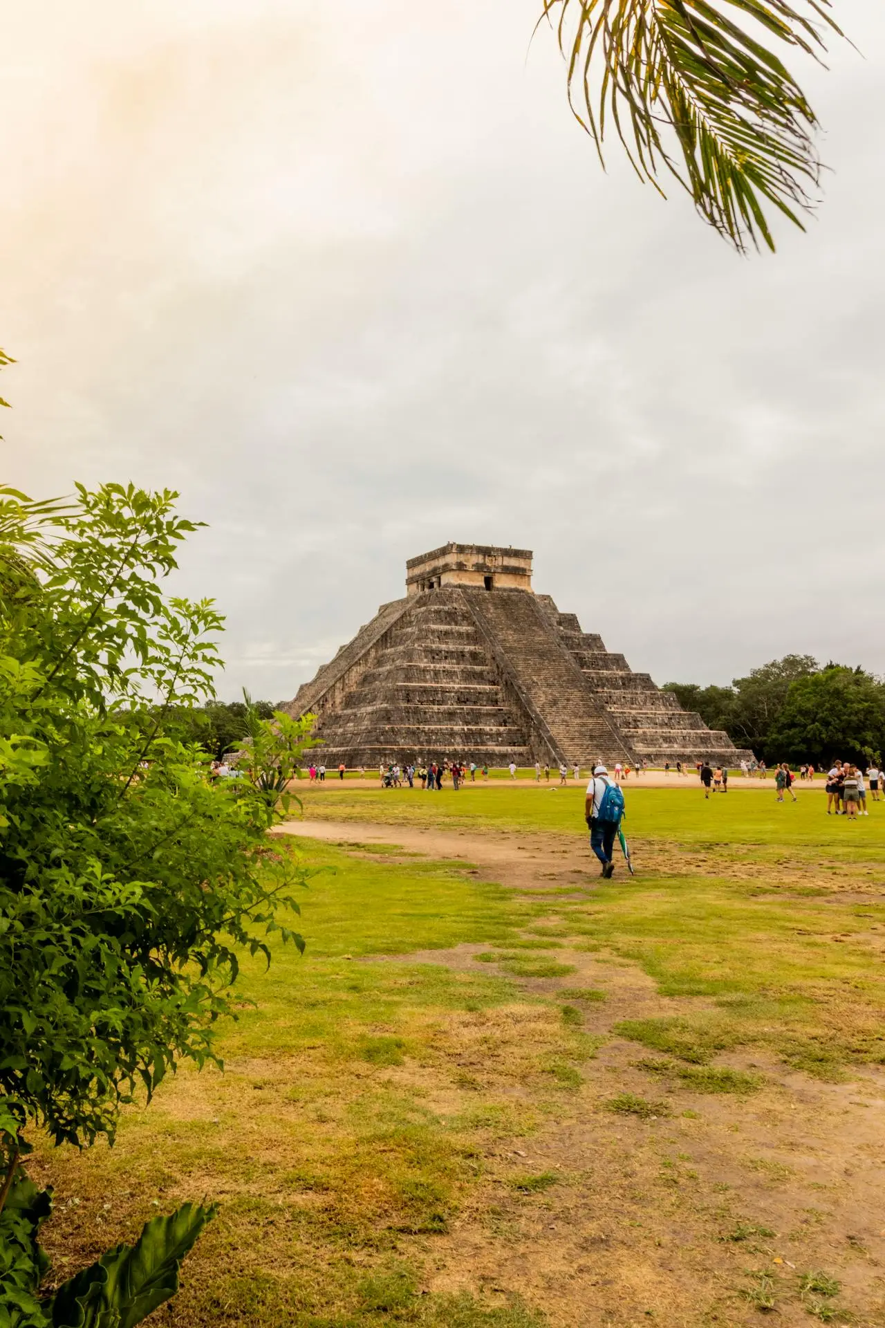 La pirámide El Castillo en Chichén Itzá vista desde una excursión de día desde Tulum, marzo de 2026